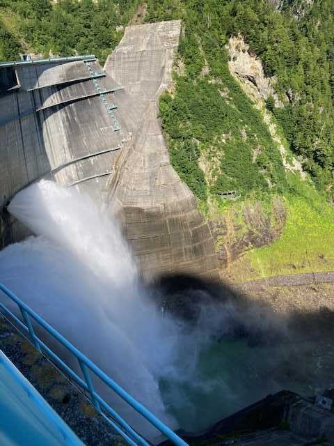 黒部ダムの観光放水